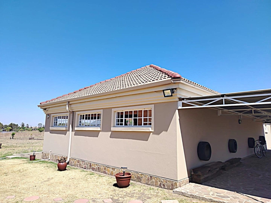 6 Bedroom Property for Sale in Vaal Dam Free State